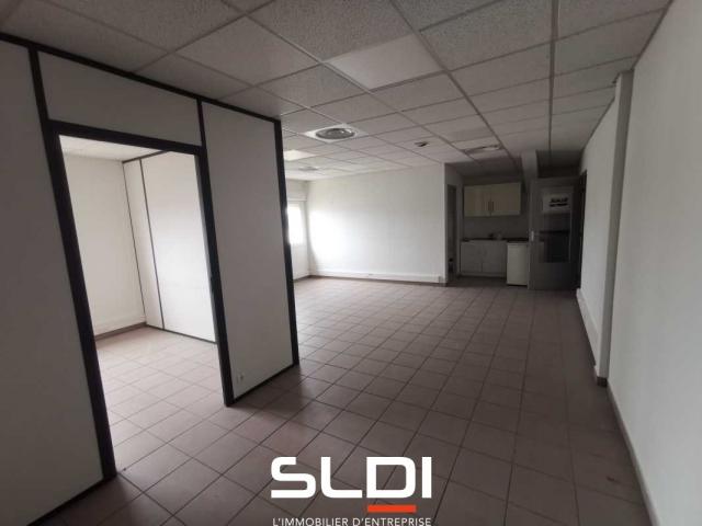 Bureaux A LOUER - SAINT PIERRE DE CHANDIEU - 140 m²