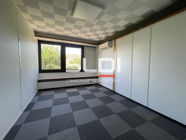 Bureaux A LOUER - DECINES CHARPIEU - 457 m²