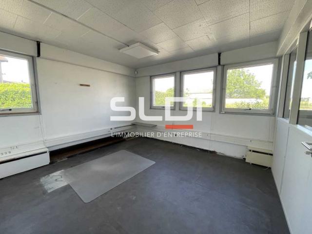 Bureaux A LOUER - DECINES CHARPIEU - 457 m²
