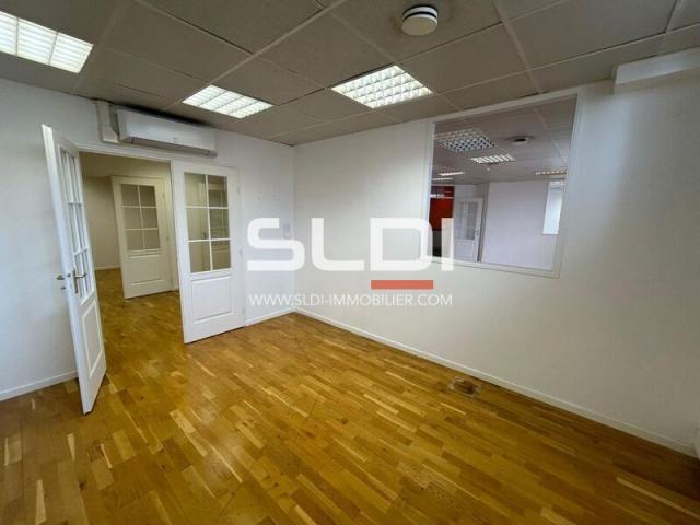 Bureaux A LOUER - NEUVILLE SUR SAONE - 681 m²
