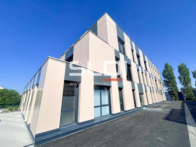 Bureaux A VENDRE - LA TOUR DE SALVAGNY - 759 m²