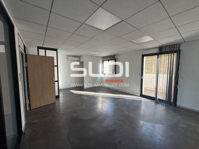 Locaux d'activités A VENDRE - SAINT LAURENT DE MURE - 150 m²