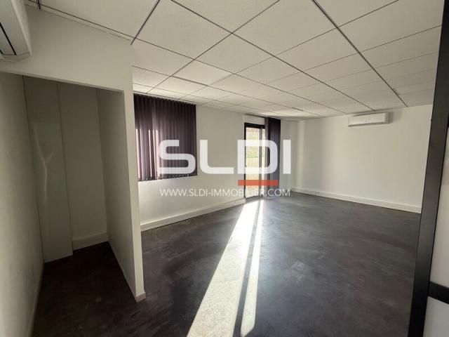 Locaux d'activités A VENDRE - SAINT LAURENT DE MURE - 150 m²