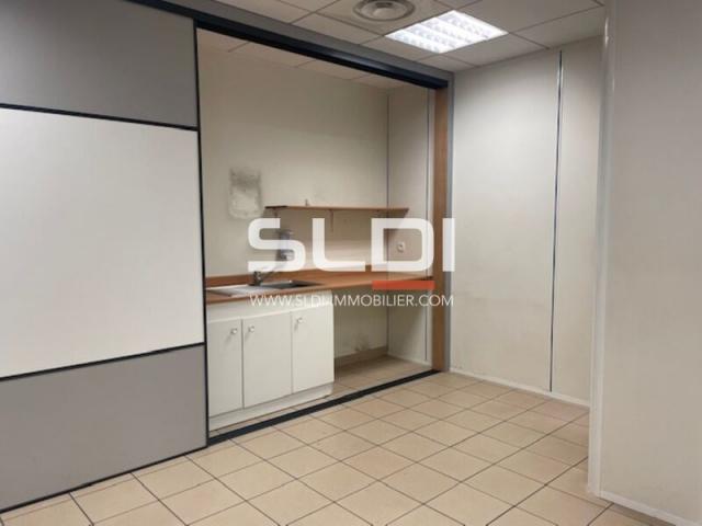 Locaux d'activités A LOUER - SAINT PRIEST - 217 m²