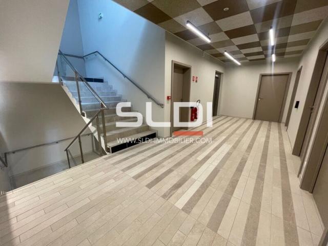 Commerces A VENDRE OU A LOUER - GENAS - 1 478 m²