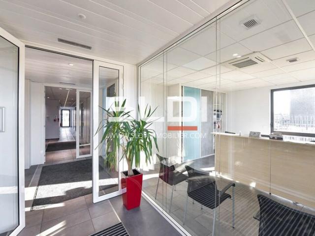 Locaux d'activités A LOUER - GENAS - 2 883 m²