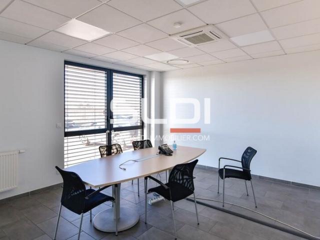 Locaux d'activités A LOUER - GENAS - 2 883 m²