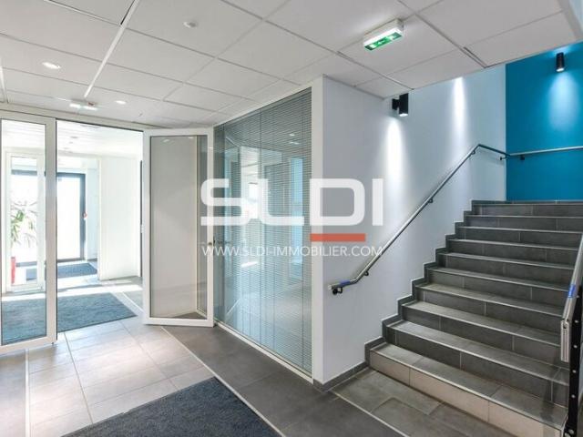 Locaux d'activités A LOUER - GENAS - 2 883 m²