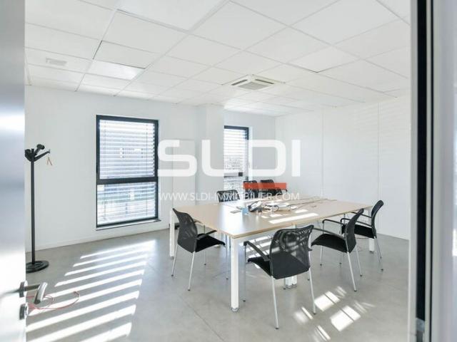 Locaux d'activités A LOUER - GENAS - 2 883 m²