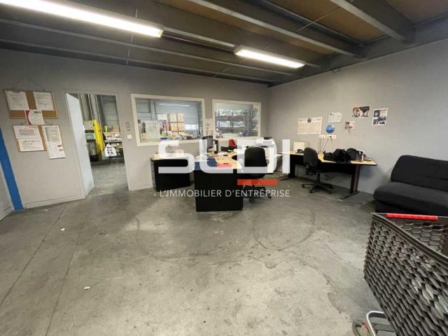 Locaux d'activités A LOUER - GENAS - 2 000 m²