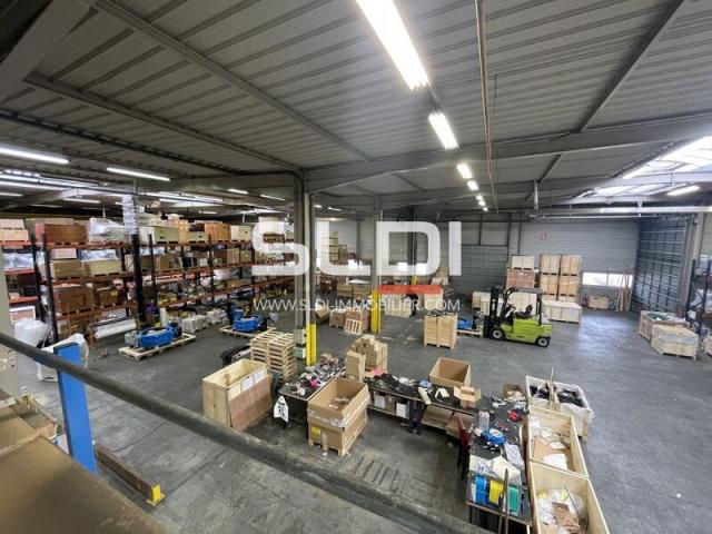 Locaux d'activités A LOUER - GENAS - 2 000 m²