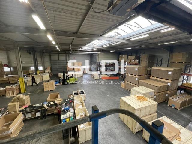 Locaux d'activités A LOUER - GENAS - 2 000 m²