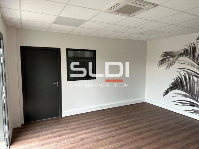 Locaux d'activités A VENDRE OU A LOUER - BOURGOIN JALLIEU - 234 m²