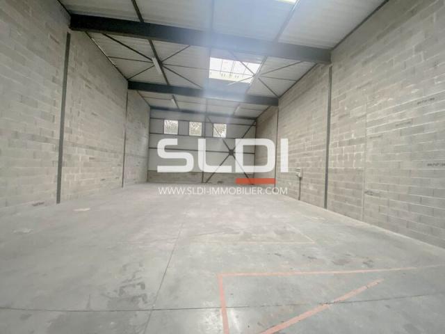 Locaux d'activités A LOUER - SAINT PRIEST - 670 m²