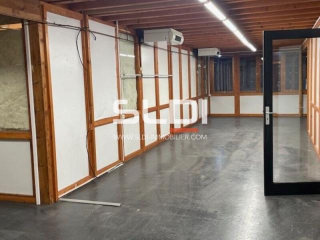 Locaux d'activités A VENDRE OU A LOUER - RILLIEUX LA PAPE - 3 200 m²