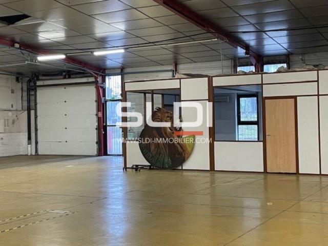 Locaux d'activités A VENDRE OU A LOUER - RILLIEUX LA PAPE - 3 200 m²