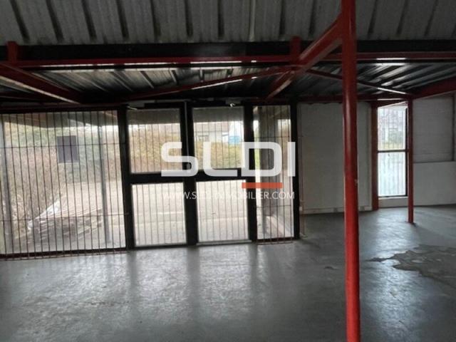 Locaux d'activités A VENDRE OU A LOUER - RILLIEUX LA PAPE - 3 200 m²