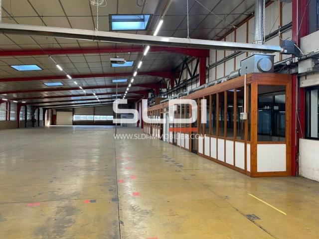 Locaux d'activités A VENDRE OU A LOUER - RILLIEUX LA PAPE - 3 200 m²