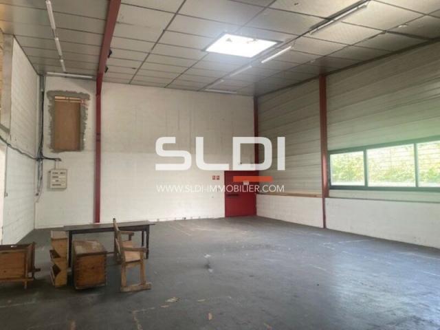 Locaux d'activités A VENDRE OU A LOUER - RILLIEUX LA PAPE - 3 200 m²
