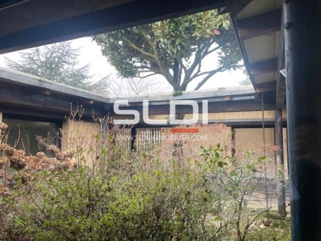 Locaux d'activités A VENDRE OU A LOUER - RILLIEUX LA PAPE - 3 200 m²