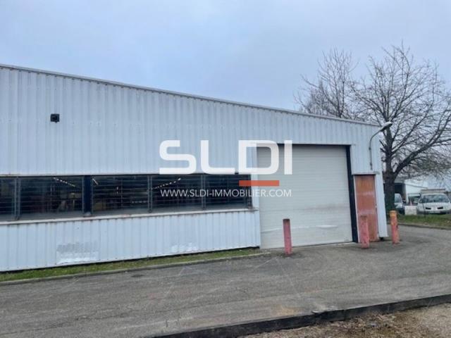 Locaux d'activités A VENDRE OU A LOUER - RILLIEUX LA PAPE - 3 200 m²