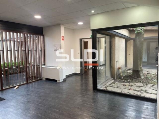 Locaux d'activités A VENDRE OU A LOUER - RILLIEUX LA PAPE - 3 200 m²