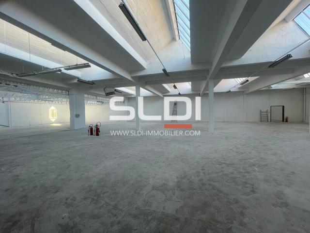 Locaux d'activités A LOUER - VILLEURBANNE - 2 400 m²