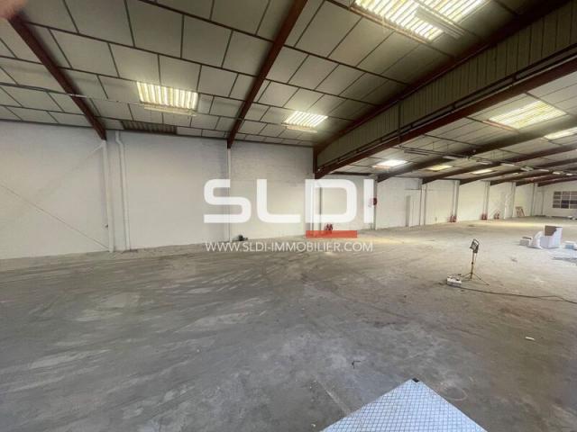 Locaux d'activités A LOUER - VILLEURBANNE - 2 400 m²