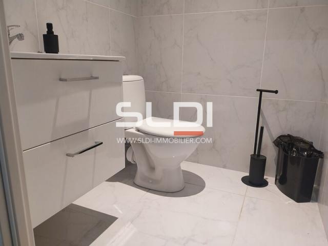 Locaux d'activités A LOUER - BOURGOIN JALLIEU - 178 m²