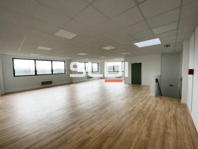 Locaux d'activités A VENDRE - VAULX EN VELIN - 1 402 m²