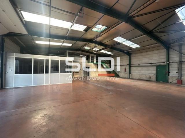 Locaux d'activités A LOUER - ARNAS - 550 m²