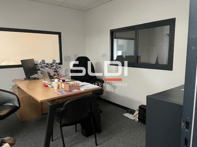 Locaux d'activités A VENDRE OU A LOUER - DECINES CHARPIEU - 534 m²