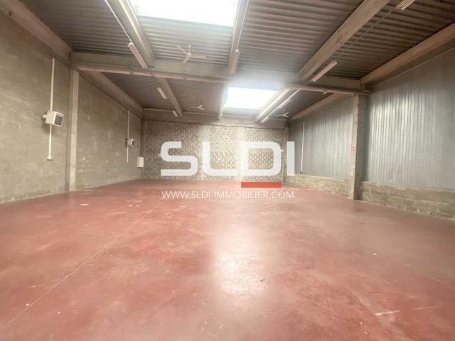 Locaux d'activités A LOUER - SAINT PRIEST - 370 m²