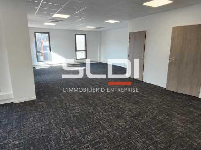 Locaux d'activités A LOUER - CHASSIEU - 630 m²