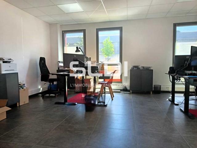 Locaux d'activités A LOUER - CHASSIEU - 630 m²