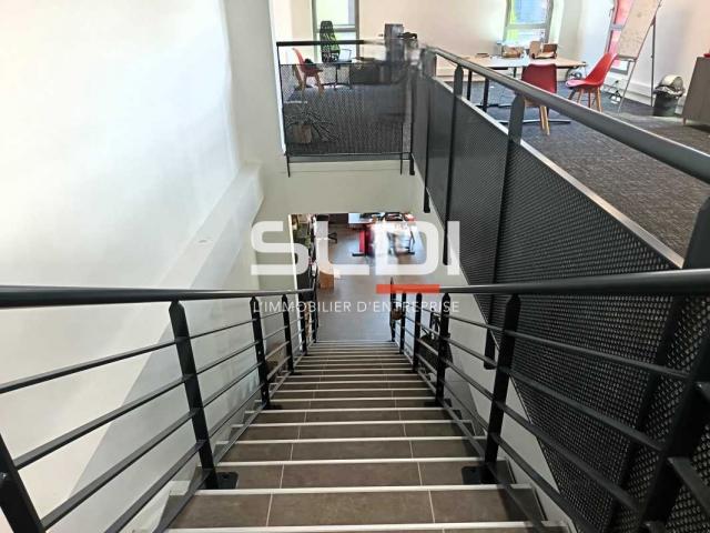 Locaux d'activités A LOUER - CHASSIEU - 630 m²
