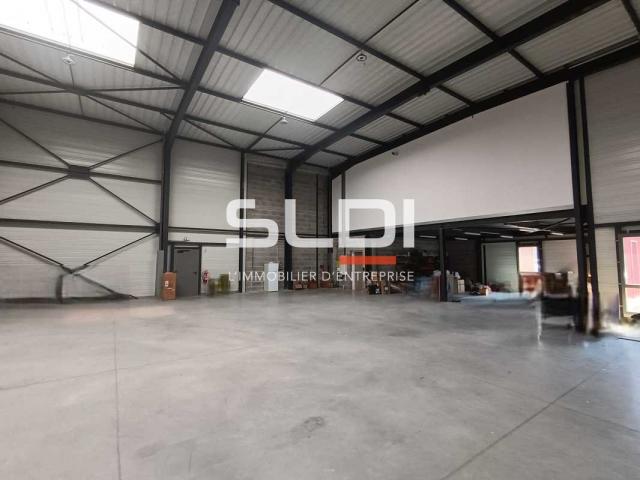 Locaux d'activités A LOUER - CHASSIEU - 630 m²
