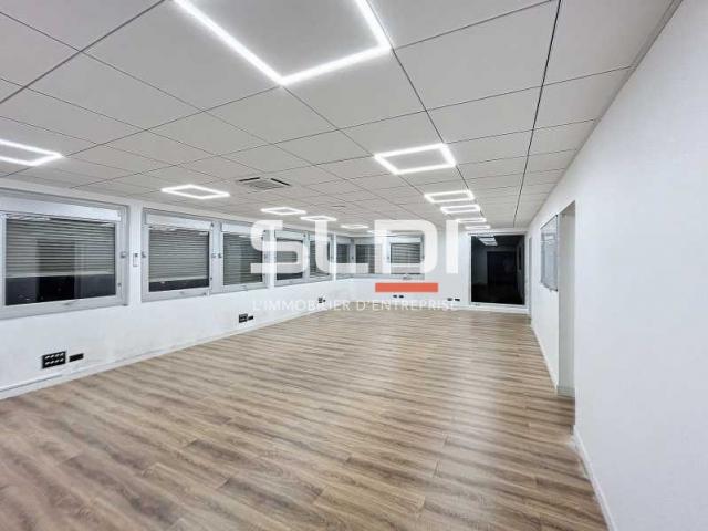 Locaux d'activités A VENDRE - VAULX EN VELIN - 1 800 m²