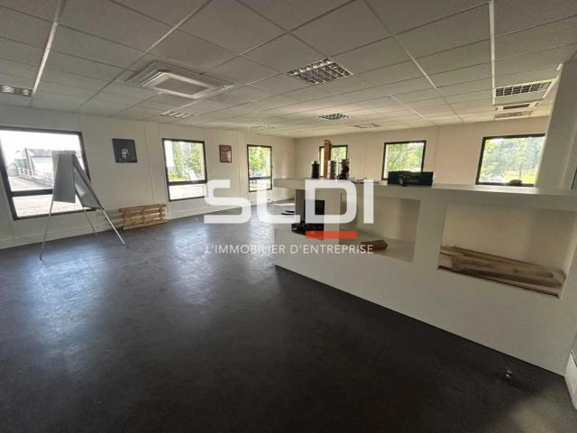 Locaux d'activités A LOUER - ARNAS - 1 440 m²
