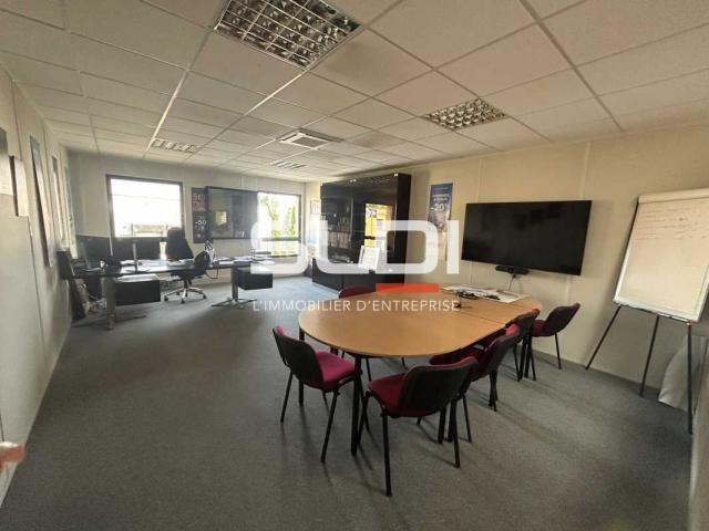 Locaux d'activités A LOUER - ARNAS - 1 440 m²