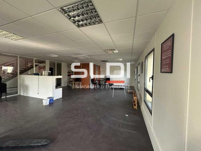 Locaux d'activités A LOUER - ARNAS - 1 440 m²