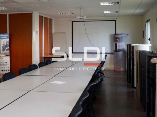 Locaux d'activités A LOUER - ARNAS - 1 440 m²