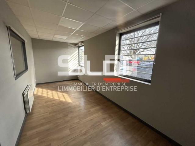 Locaux d'activités A LOUER - SAINT PRIEST - 1 760 m²