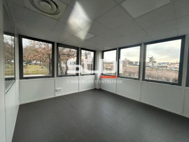 Locaux d'activités A LOUER - SAINT PRIEST - 1 760 m²