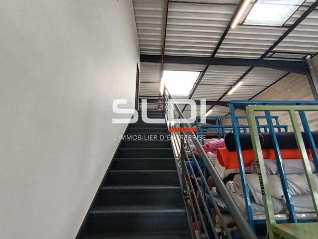 Locaux d'activités A LOUER - GENAS - 420 m²