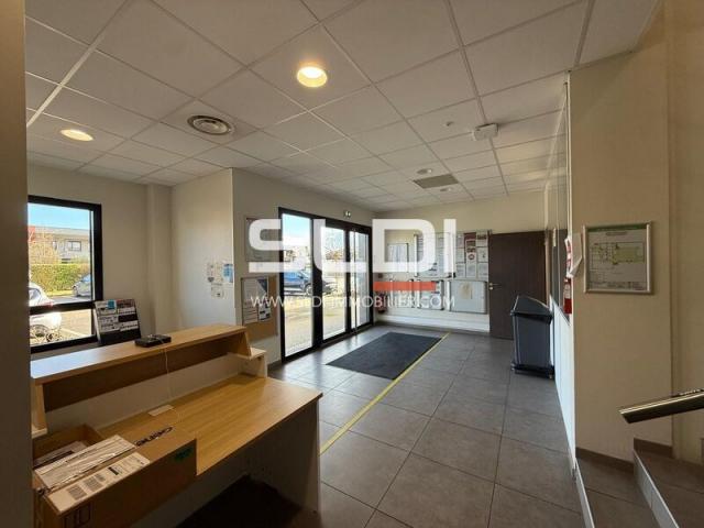 Locaux d'activités A LOUER - SAINT PRIEST - 598 m²