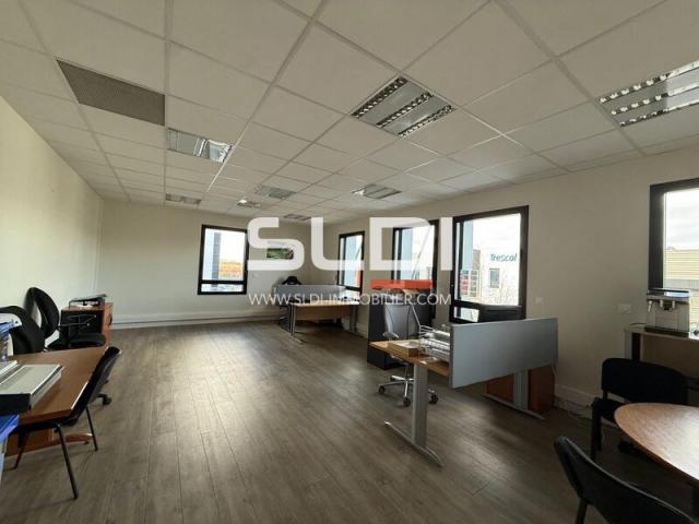 Locaux d'activités A LOUER - SAINT PRIEST - 598 m²