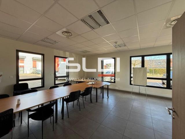 Locaux d'activités A LOUER - SAINT PRIEST - 598 m²