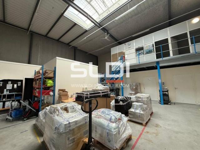Locaux d'activités A LOUER - SAINT PRIEST - 598 m²