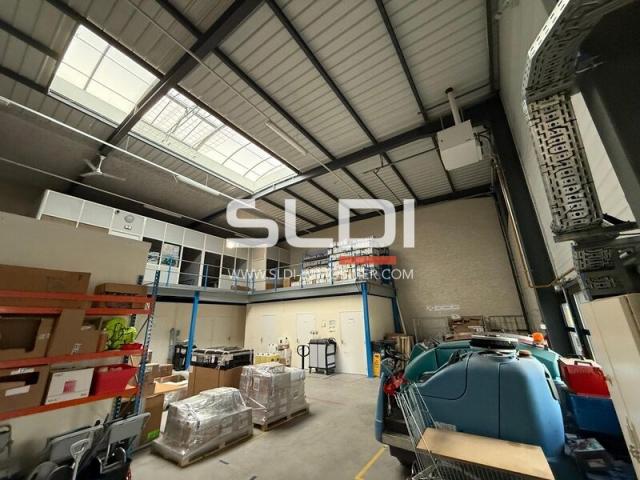 Locaux d'activités A LOUER - SAINT PRIEST - 598 m²